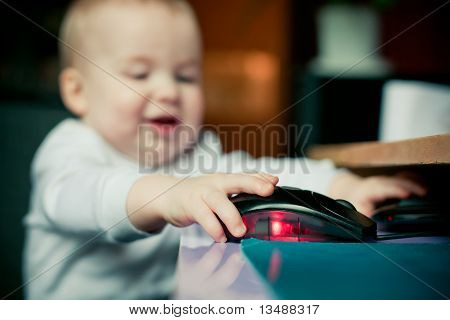 Ragazzino felice usando il mouse del computer