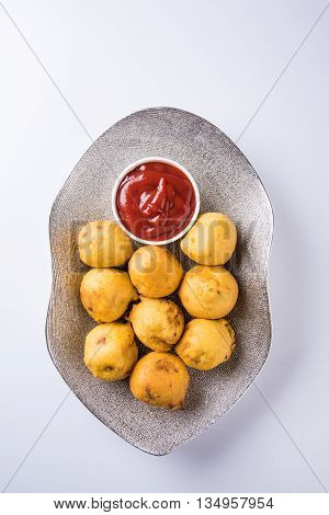 indian snacks also known as urad daal vada or indian pakoda or couth indian pakora or batata vada or aalu bonda or aalu bonde