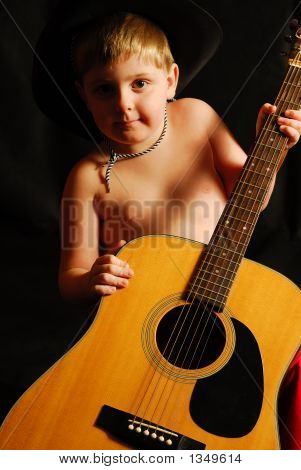 Garçon posant avec guitare