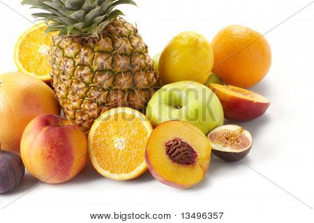 Fruta sobre un fondo blanco
