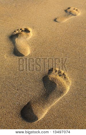 ślady na plaży piaszczystej