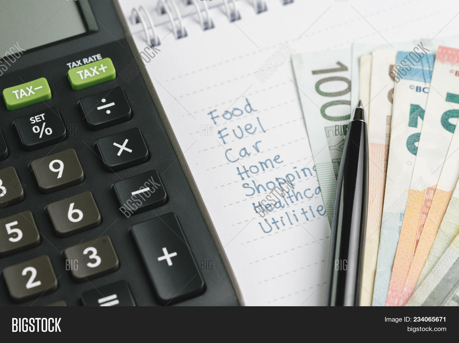 деньги. деньги на счету. финансы и инвестиции. Money expenses. деньги финансы.