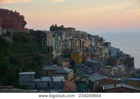 Veduta Di Manarola Sul Calare Del Sole