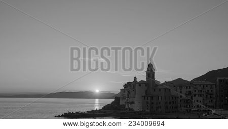 Veduta Di Camogli Al Tramonto E Mare