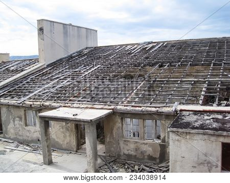 Colapsed Roof Top With Many Transverse And Longitudinal Beams On Cloudy Day|naked Island