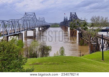 Vicksburg, Usa, 2018.03.28.: Bridges Over The Mississippi River At Vicksburg In The Usa.