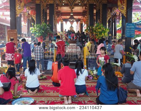 Samutsakorn , Thailand - March 3 , 2018 : Unidentified Buddhist People Making Merit At The Temple