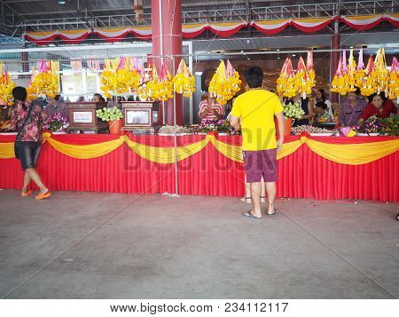 Samutsakorn , Thailand - March 3 , 2018 : Unidentified Buddhist People Making Merit At The Temple