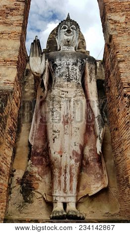 30 Mar 2018 : Sukhothai ,thailand ; Wat Mahathat Temple In The Precinct Of Sukhothai Historical Park