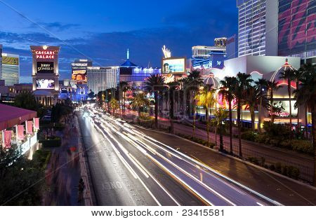 LAS VEGAS - Ağustos 18: Trafik Las Vegas'ta 18 Ağustos 2011 tarihinde Las Vegas şeridi boyunca. Las Vegas