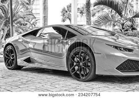 Miami, Florida, Usa-february 19, 2016: Supercar Lamborghini Aventador Orange Color Parked Next To Oc
