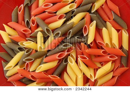 Penne Tricolore makaron na czerwonym tle
