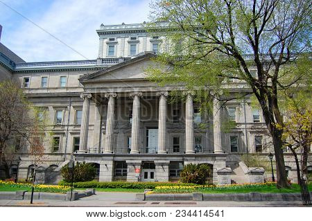 Lucien-saulnier Building Edifice Lucien-saulnier, Next To Montreal City Hall In Old Montreal, Quebec