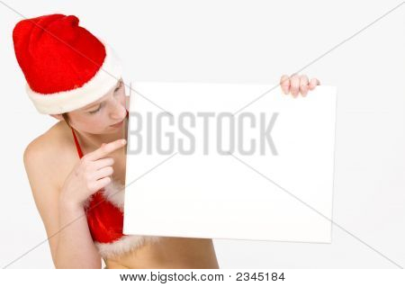 Natale ragazza alzando un cartello bianco per Copyspace