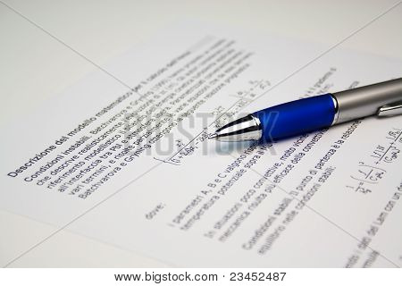Stift auf eine wissenschaftliche Papierbild liegend