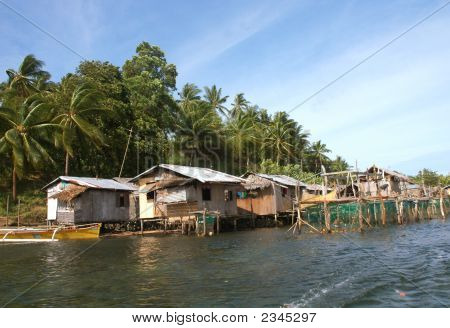 Native Hütten entlang eines Flusses In Philippinen