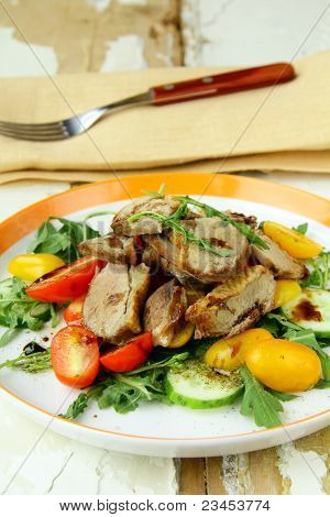 Salat mit Entenbrust, Kirschtomaten und Rucola