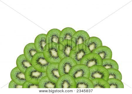Una fetta di Kiwi su sfondo bianco