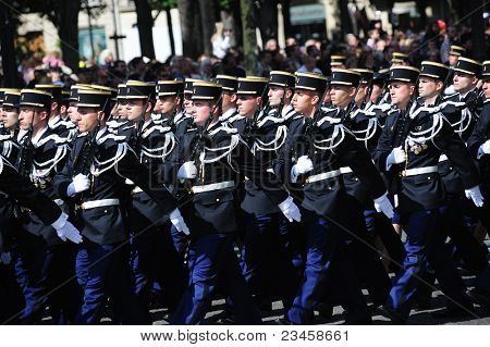 PARIS, FRANCE - 14 juillet : Élève de la célèbre école de la Gendarmerie dans l'uniforme de grande tenue à la national