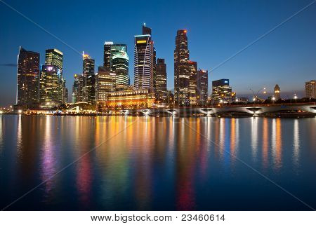 Skyline di notte di Singapore