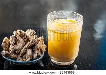 Dried Ginger Or Zingiber Officinale Or Soth,sonth With Ayurvedic Medicinal Extracted Juice In A Tran
