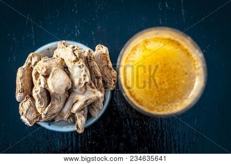 Dried Ginger Or Zingiber Officinale Or Soth,sonth With Ayurvedic Medicinal Extracted Juice In A Tran