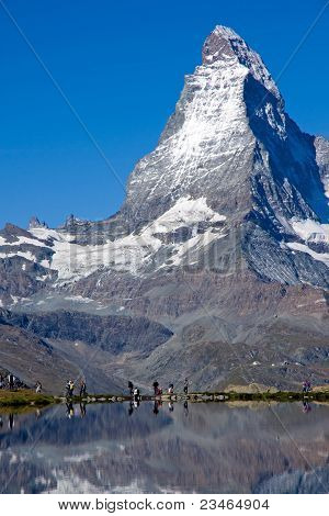 Turisté před Matterhorn