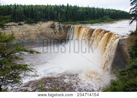 Alexandra Falls Tumble 32 Meters Over The Hay River, Twin Falls Gorge Territorial Park Northwest Ter