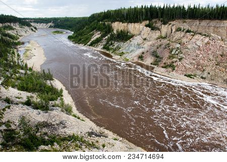 Alexandra Falls Tumble 32 Meters Over The Hay River, Twin Falls Gorge Territorial Park Northwest Ter