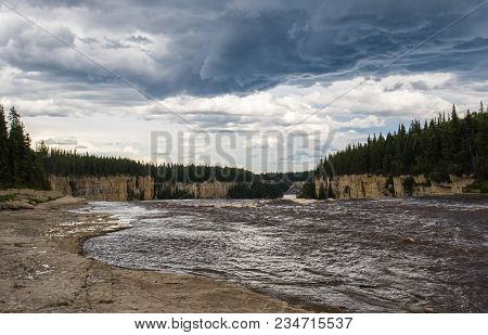 Alexandra Falls Tumble 32 Meters Over The Hay River, Twin Falls Gorge Territorial Park Northwest Ter