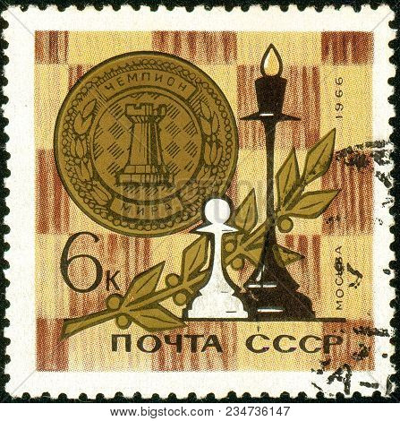 Ukraine - Circa 2018: A Postage Stamp Printed In Ussr Show Chess Pieces And Inscription World Champi