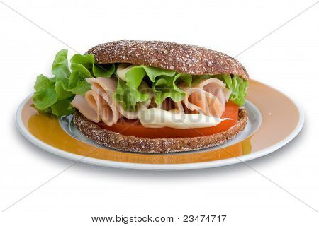 Ruisleipää Sadwich salaatin, leikkeleitä ja tomaatti.