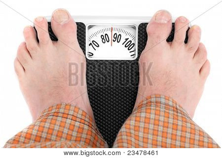 Homem com excesso de peso em um estilo retrô, pesando máquina isolada em um fundo branco.