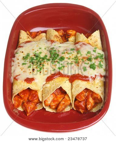 Kylling enchiladas bagt med krydret tomatsauce og ost.