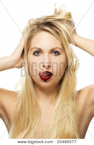 彼女の唇からチョコレートをなめる美しいブロンドの女性