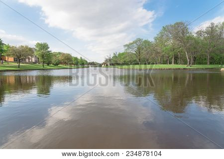 Lakeside Newly Built Homes Near Urban Park In America