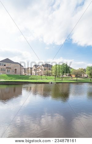 Lakeside Newly Built Homes Near Urban Park In America