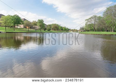 Lakeside Newly Built Homes Near Urban Park In America