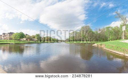 Lakeside Newly Built Homes Near Urban Park In America
