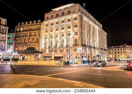 Lisbon - April 01 , 2018 :  Hotel At Night In Restauradores Square In Lisbon. Restauradores Square