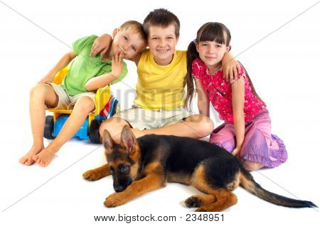 Дети с молодая собака