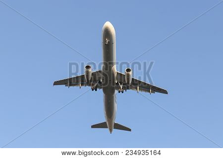 Istanbul, Turkey - January 07, 2018: Turkish Airlines Airbus A321-231 (cn 4761) Landing To Istanbul 