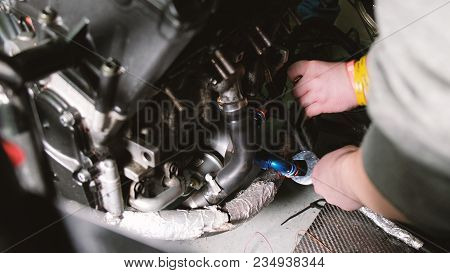 Two Car Mechanic Dismantled Race Car, Remove The Internal Combustion Engine.
