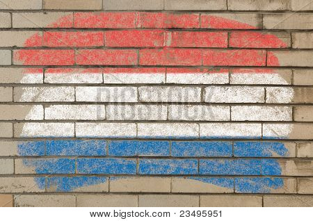 Vlag van Nederland op Grunge bakstenen muur geschilderd met krijt