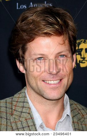 LOS ANGELES - SEP 17: Jamie Bamber přijíždí na 9. roční BAFTA Los Angeles TV Tea Party. na L'E
