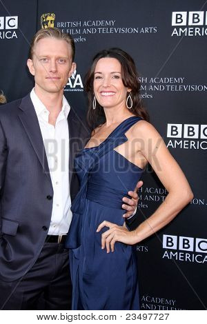 LOS ANGELES - 17 de setembro: Neil Jackson, Ky Furneaux chega ao 9º anual BAFTA Los Angeles TV chá 