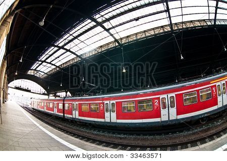 Hlavní vlakové nádraží v Wiesbaden s vlaky a A krásné skleněné okno v The stropu