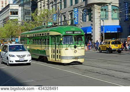 San Francisco - Mar. 15, 2014: F-line Antique Pcc Streetcar No.1051 San Francisco Railway On Market 