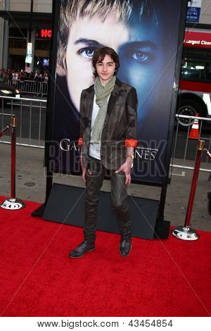 LOS ANGELES - MAR 18: Isaac Hempstead-Wright dorazí na premiéru 