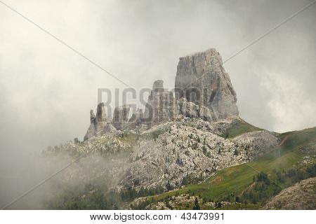 Dolomiti, scogliere di Cinque Torri in nuvole